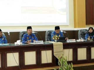 Rapat koordinasi (Rakor) Pemkab Bondowoso di Ruang Sabha Bina Praja I, Sekretariat Daerah Bondowoso, Senin (17/3/2025).