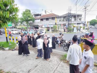 Semangat Kebersamaan Ramadan, Alumni PESROM Bondowoso Bagikan Takjil kepada Pengendara