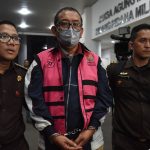 Direktur Pemberitaan JAK TV, Tian Bahtiar (tengah).