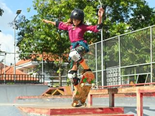 Lawan Stereotip, Skater Perempuan Bali Meluncur Anggun Berkebaya