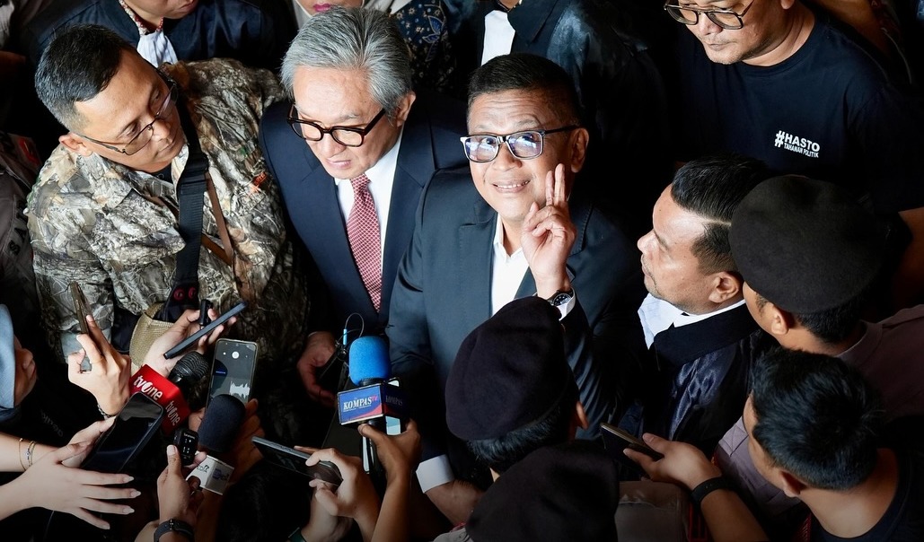 Kuasa Hukum Hasto Kristiyanto, Maqdir Ismail (sebelah kanan Hasto). Sumber foto : Instagram @genbanteng