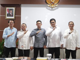 Wamen Transmigrasu Viva Yoga Mauladi saat meneriman kunjungan dua bupati sekaligus, yakni Bupati Toraja Utara Frederik Victor Palimbong dan Bupati Aceh Barat Tarmizi, di Kantor Kementerian Transmigrasi, Jakarta, Senin (15/4/2025).