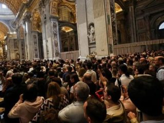 Ribuan Orang Menunggu untuk Melihat Jenazah Paus di Basilika Santo Petrus