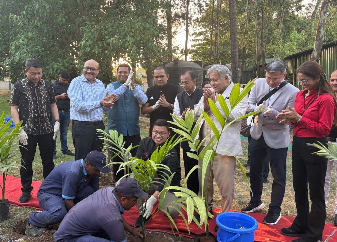 Kepala BPOM RI, Taruna Ikrar, saat melakukan penanaman pohon sebagai simbol kemanusiaan dalam kunjungan kerjanya ke India, Senin (28/4/2025).