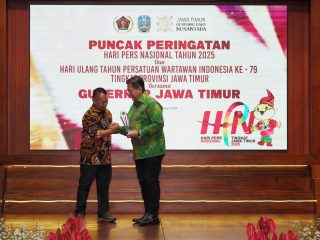 Viva Yoga Raih Penghargaan PWI Jawa Timur sebagai Tokoh Penyelaras Demografi Nasional