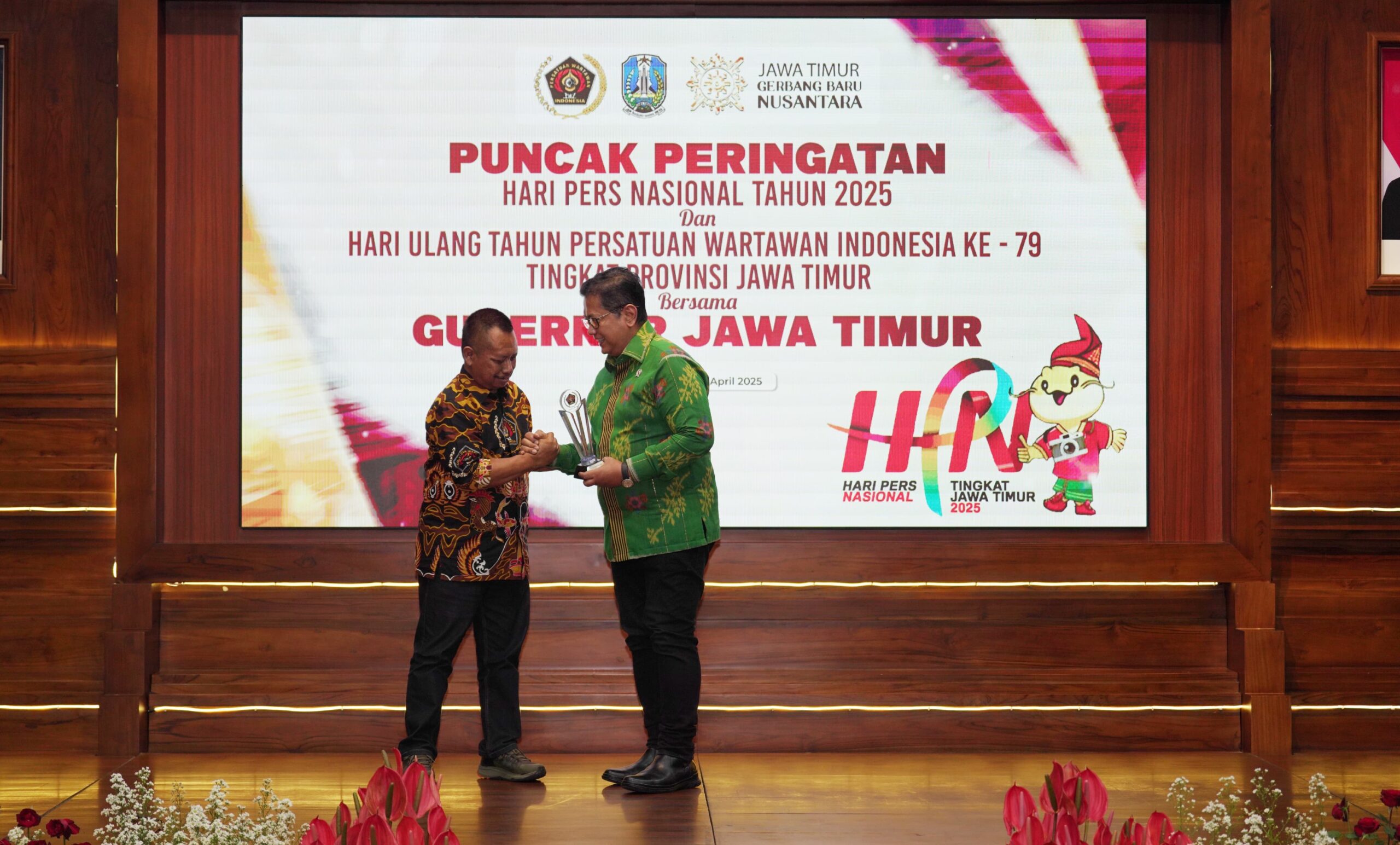 Wakil Menteri Transmigrasi, Viva Yoga Mauladi saat menerima penghargaan dari Ketua PWI Jatim Lutfi Hakim di Gedung Negara Grahadi Surabaya pada Senin (28/4/2025)