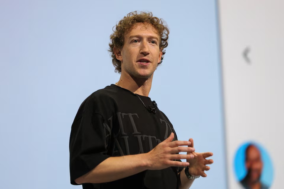 CEO Meta, Mark Zuckerberg, menyampaikan pidato utama dalam acara tahunan Meta Connect, yang digelar di kantor pusat perusahaan di Menlo Park, California, Amerika Serikat, pada 25 September 2024. Sumber foto : REUTERS/Manuel Orbegozo.