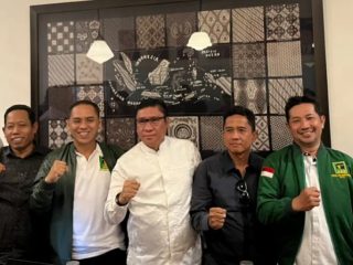 Ketua DPW PPP DKI, Saiful Rahmat Dasuki (Ketiga Kiri) bersama Pengurus dan Kader PPP DKI Jakarta. Sumber foto : istimewa.