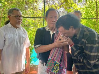 Hercules Cium Tangan Sutiyoso, Minta Maaf Tersedu-sedu!