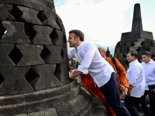 Macron Sentuh Patung Buddha, Mitos Kunto Bimo Muncul Lagi!