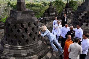 Ibu negara Prancis Brigitte Macron saat menyentuh patung Budha di dalam stupa saat kunjungannya ke Indonesia dan mengunjungi Candi Borobudur di Magelang Jawa Tengah, Kamis (29/5/2025)