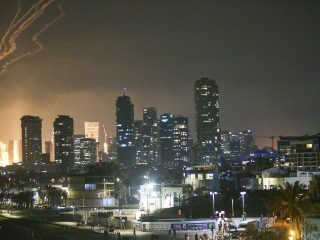 Detik-detik saat Tel Aviv dihantam serangan rudal Iran. Sumber foto : IRNA.