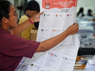 MK Pecah Pemilu Jadi Dua, Perludem : Beban Demokrasi Jadi Terurai