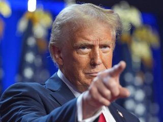 Trump Batalkan Pelonggaran Sanksi, Sindir Khamenei Secara Terbuka