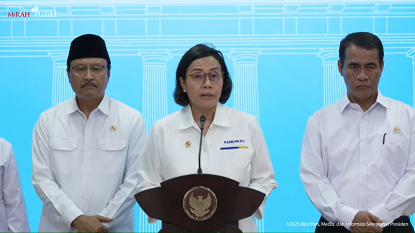 Menteri Keuangan Sri Mulyani dalam konferensi pers usai rapat terbatas bersama Presiden Prabowo di Kantor Presiden Jakarta, Senin (2/6/2025).