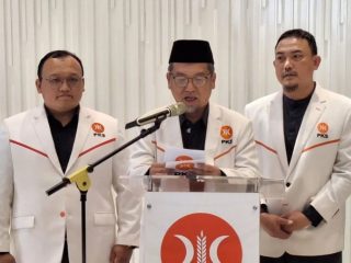 Presiden PKS Al Muzammil Yusuf (tengah)