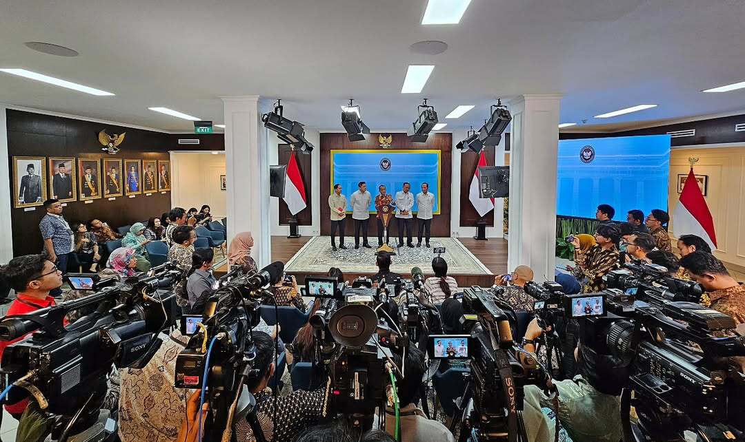 Konferensi Pers pencabutan izin tambang 4 perusahaan di Raja Ampat.