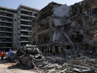 Iran Ancam Lanjutkan Serangan ke Israel dan Pangkalan AS