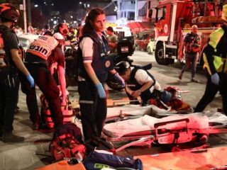 Personel Israel bekerja di lokasi yang dihantam rudal Iran di Bat Yam, selatan Tel Aviv, Minggu (15/06/2025). Sumber foto : IRNA