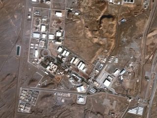 Gambar satelit menunjukkan fasilitas nuklir Natanz di Iran pada 24 Januari 2025 [Handout/Maxar Technologies via Reuters].