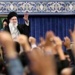 Pemimpin Tertinggi Iran, Ayatollah Ali Khamenei, melambaikan tangan saat menghadiri sebuah pertemuan di Teheran, Iran, 20 Mei 2025. Sumber foto : Kantor Pemimpin Tertinggi Iran/WANA [West Asia News Agency]/REUTERS).