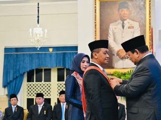 Presiden Prabowo saat menyematkan Bintang Mahaputra Adipurna kepada Bahlil Lahadalia, di Istana Negara Jakarta, Senin (25/8).