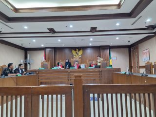 MNC Mangkir Sidang, Empat Karyawan Lawan Hary Tanoe