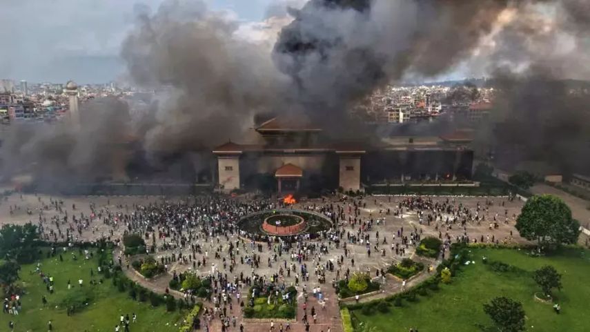 Kerusuhan Nepal membakar Gedung-gedung pemerintahan termasuk Gedung DPR Nepal.