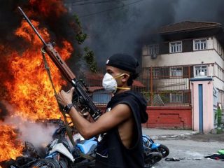 Sejumlah Pendemo di Nepal berhasil merampas senjata laras panjang milik Aparat Kepolisian dan Militer saat demonstrasi yang be rujung rusuh.