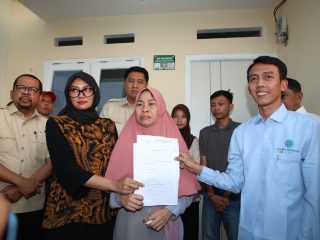 Menteri Maruarar Serahkan Rumah Subsidi untuk Keluarga Affan