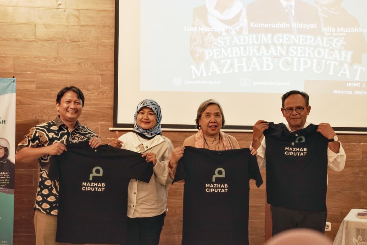 Zezen Zaenal Mutaqin (paling kiri) dan Mila Muzakkar (kedua kiri) dari Tim Sekolah Mazhab Ciputat berfoto dengan Komaruddin Hidayat (kedua kanan) dan Lies Marcoes Natsir (paling kanan) saat penyerahan kaos Mazhab Ciputat secara simbolis. Foto: Dok. Tim Sekolah Mazhab Ciputat.