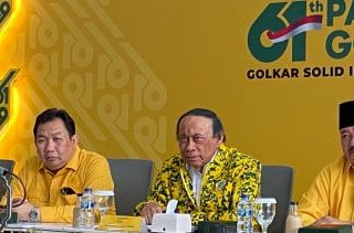 Muhidin Mohamad Said Tengah (tengah) di Kantor DPP Partai Golkar Jakarta Barat Sabtu (18/10/2025).