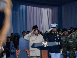 Prabowo Saksikan Demo Laut Spektakuler Armada TNI AL di Jakarta