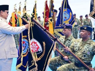Prabowo Anugerahkan Tanda Kehormatan TNI dan Saksikan Demo Laut